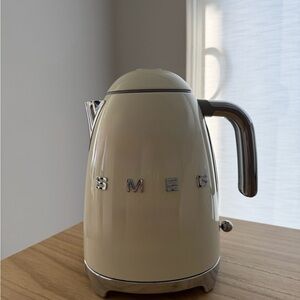 SMEG Cream Electric Kettle with Chrome Accents